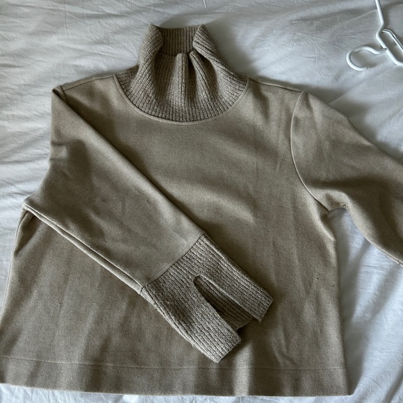 Banana Republic Beige Sweater - Picture 5 of 5